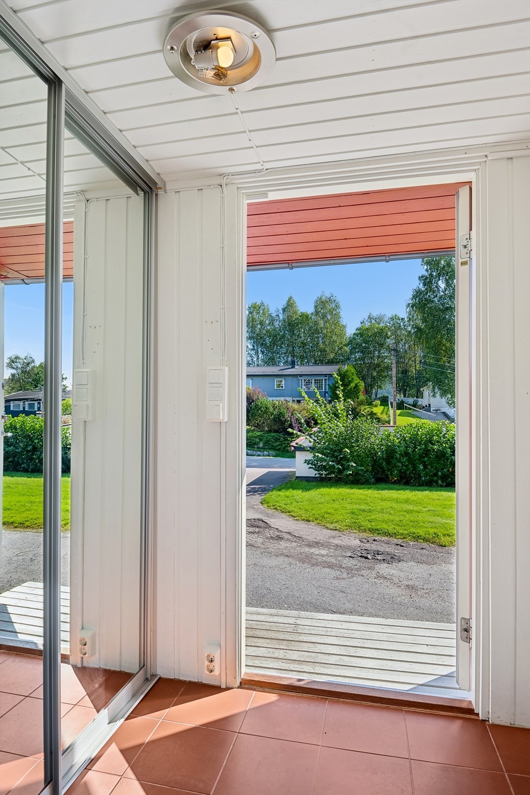 Innvendig kommer du inn til lys og romslig entrè og gang med plass til å henge fra deg yttertøyet i skyvedørsgarderobe. Galleribilde