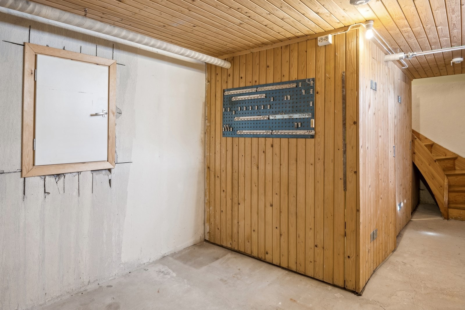 Boligen har også kjeller hvor du har gode oppbevaringsmuligheter i flere innvendige boder. Galleribilde