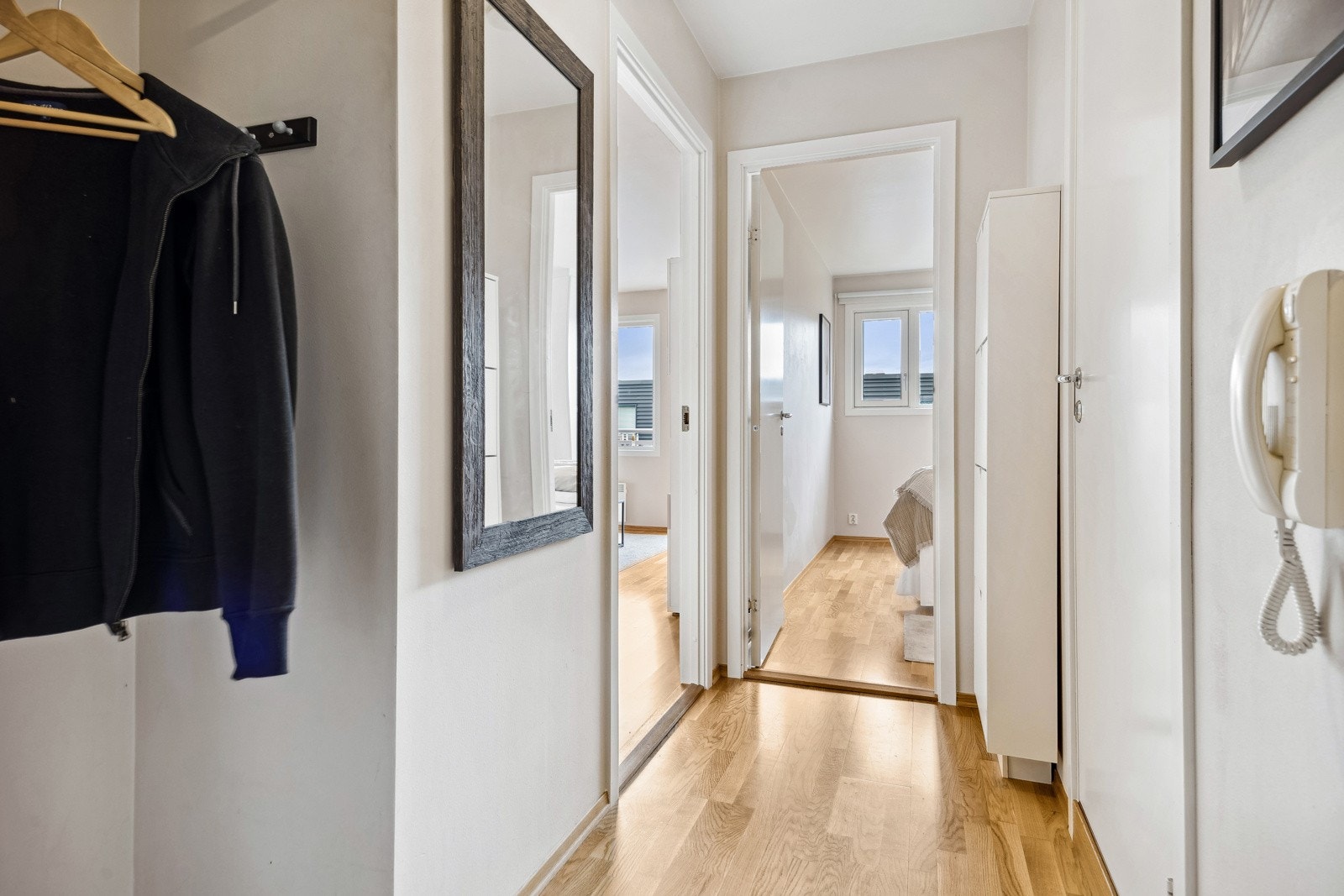 Velkommen inn! I gangen er det porttelefon og plass til å sette ifra seg sko og henge opp ytterklær. Galleribilde