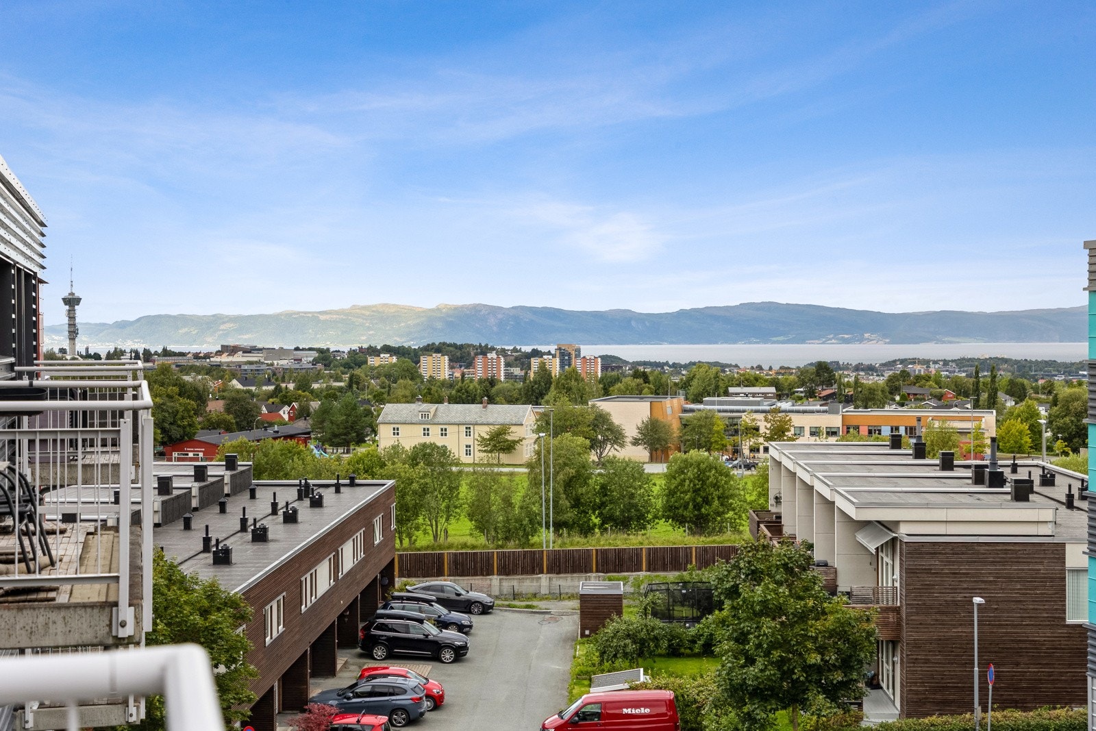 Proaktiv Eiendomsmegling ved Lisbeth Kristengård har gleden av å presentere en lys og praktisk toppleilighet med en separat utleiedel med leieinntekt på ca. kr. 8.000,- pr. mnd på Bergheim/Moholt. Galleribilde