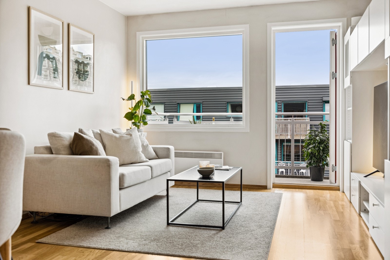 Store vindusflater gir godt med naturlig dagslys inn i leiligheten. Galleribilde