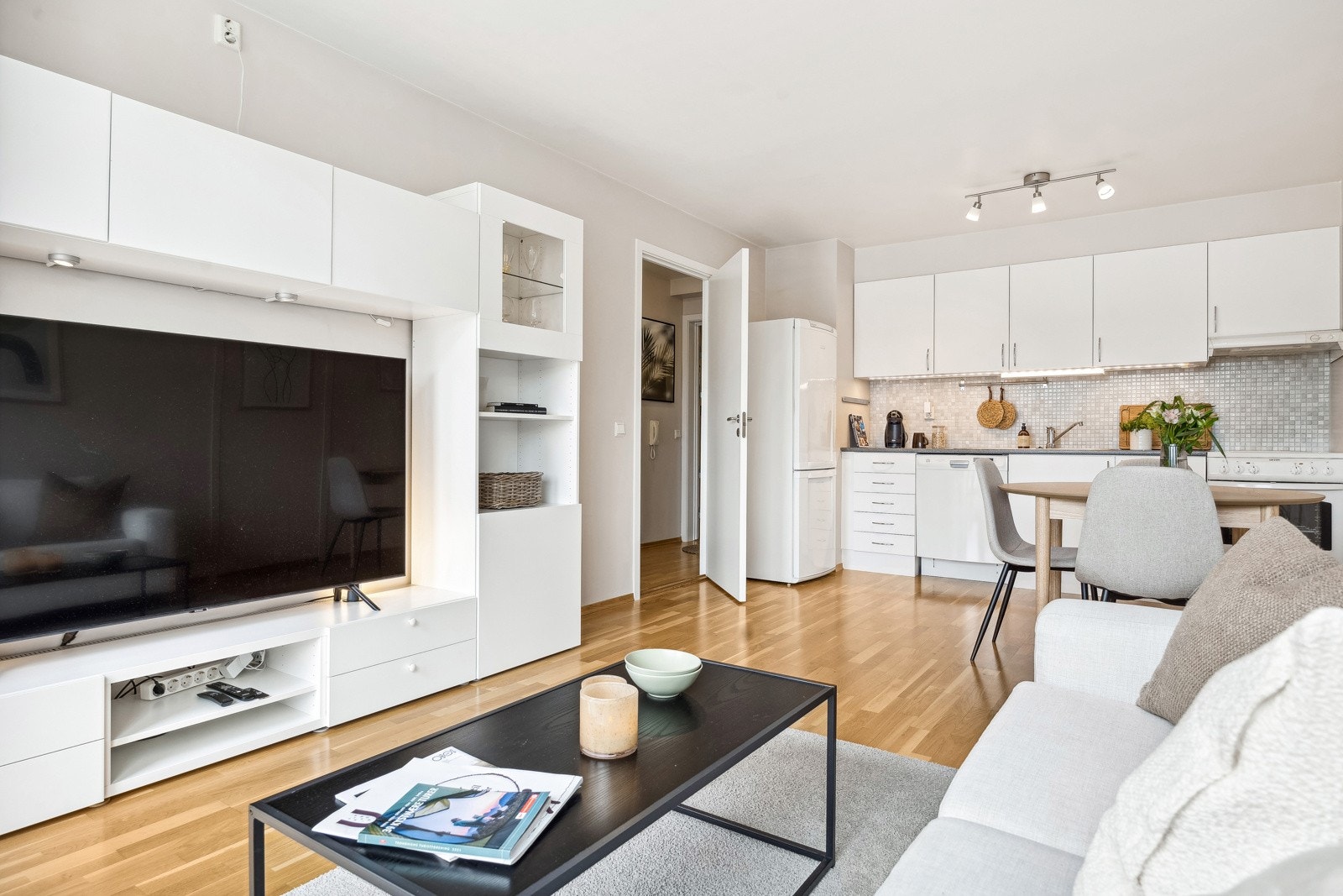 Størrelse på stuen gir god plass til sofa, mediemøblement og spisebord. Galleribilde