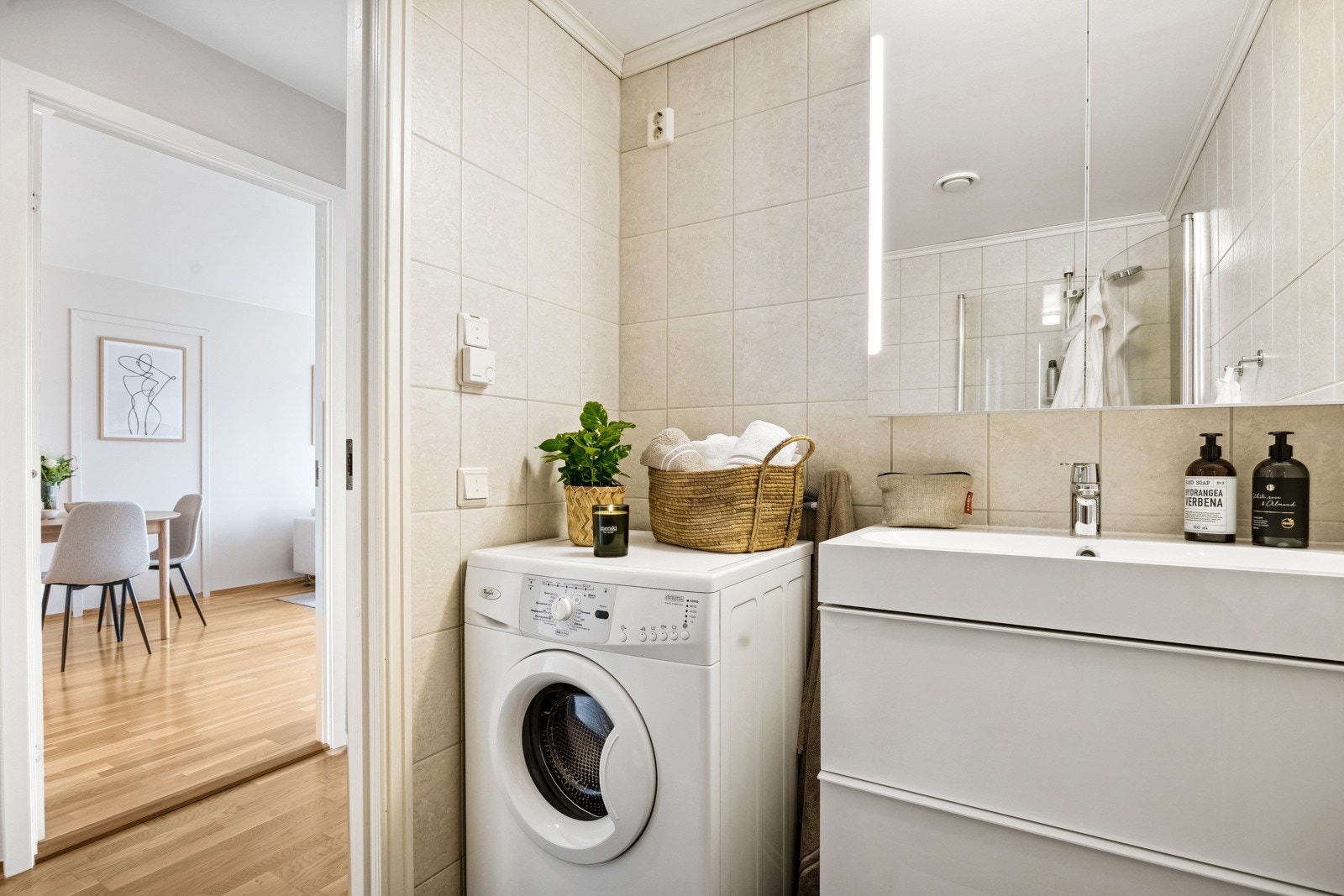 Badet har en nyere servant i en hvit innredning med speilskap, belysning samt opplegg for vaskemaskin. Galleribilde