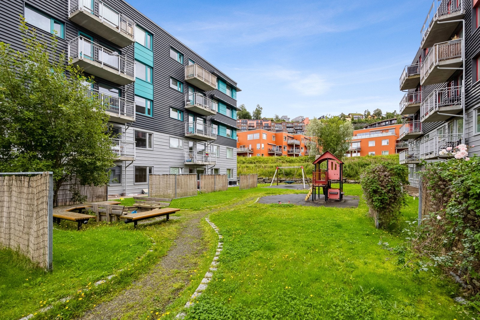 Borettslaget har flotte uteområder med grillplass, sittegrupper og lekeplass. Galleribilde