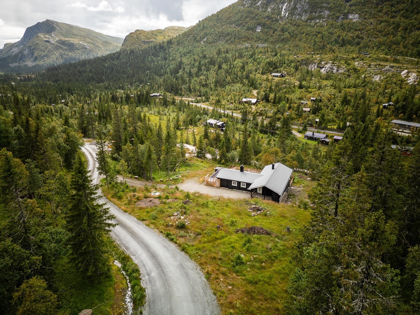 Tomten kan bebygges med en boenhet på inntil 200 m² BYA med tillegg av 36 m² til utendørs parkering. Galleribilde