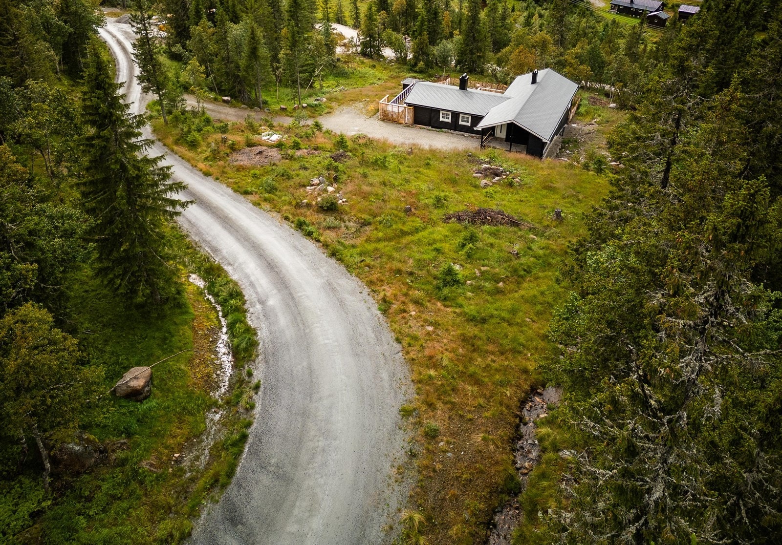 Det er tinglyst veirett til tomten. Galleribilde