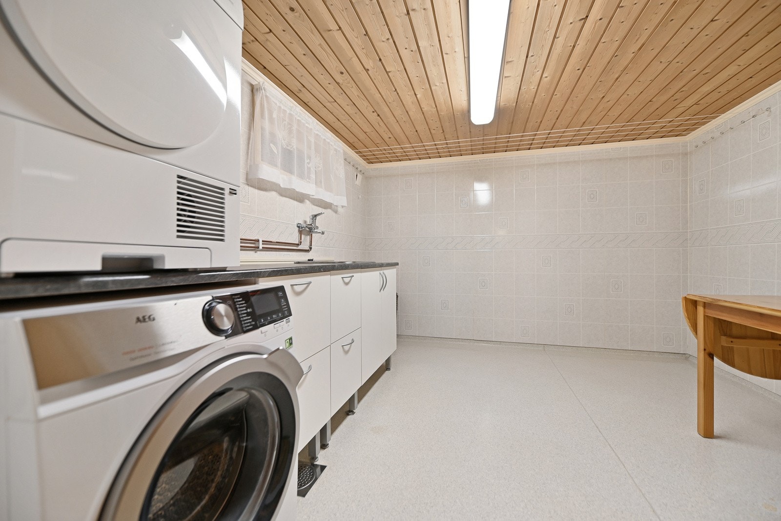 Vaskerommet er innredet med nedfelt utslagsvask og opplegg for vaskemaskin, samt plass til tørketrommel. Rommet er innredet benkeplate med benkeplate, nedfelt utslagsvask, og opplegg for tørketrommel og vaskemaskin. Galleribilde
