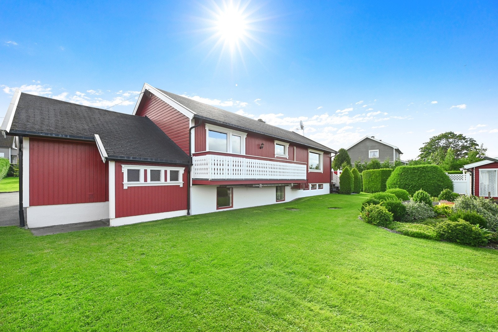 Eiendommen er en drøm for barnefamilier, med en god og landlig atmosfære, og grønne områder. Galleribilde