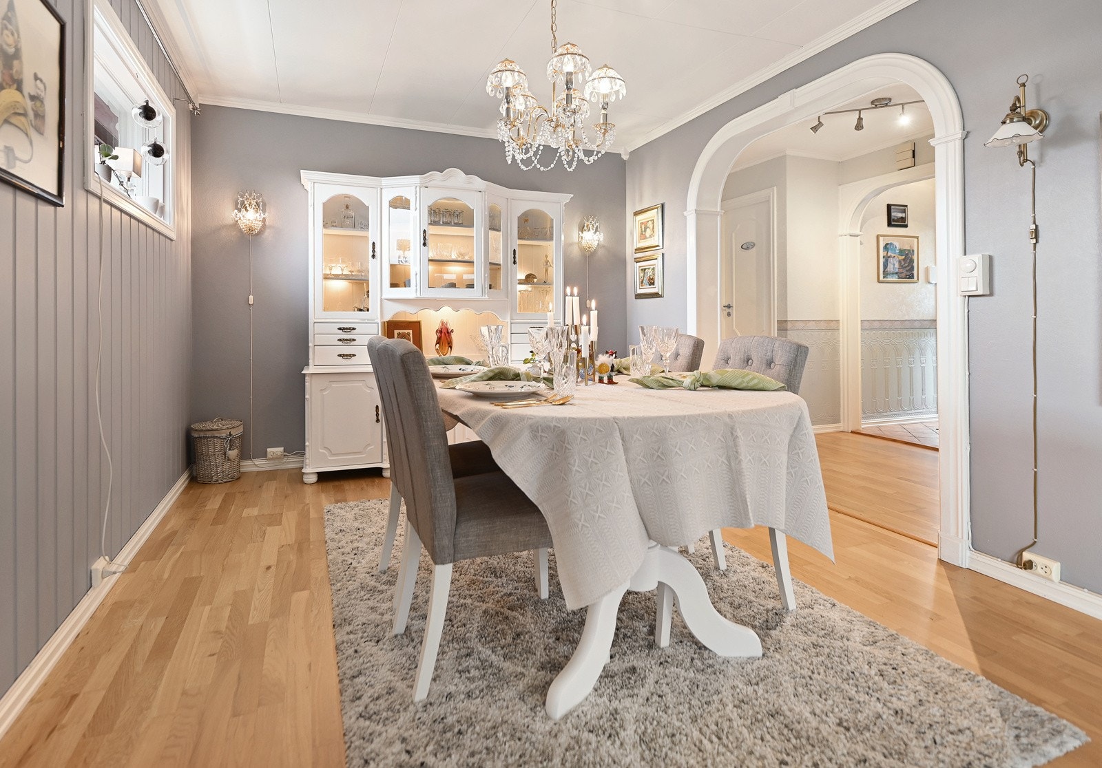 Opprinnelig var deler av stuen soverom slik at boligen hadde tre soverom i 1. etasje. Galleribilde