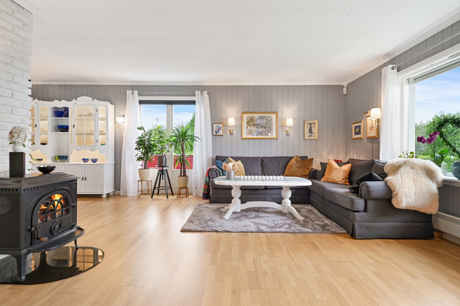 Stuen med flere vindusflatene åpner opp og skaper en veldig god romfølelse. Galleribilde