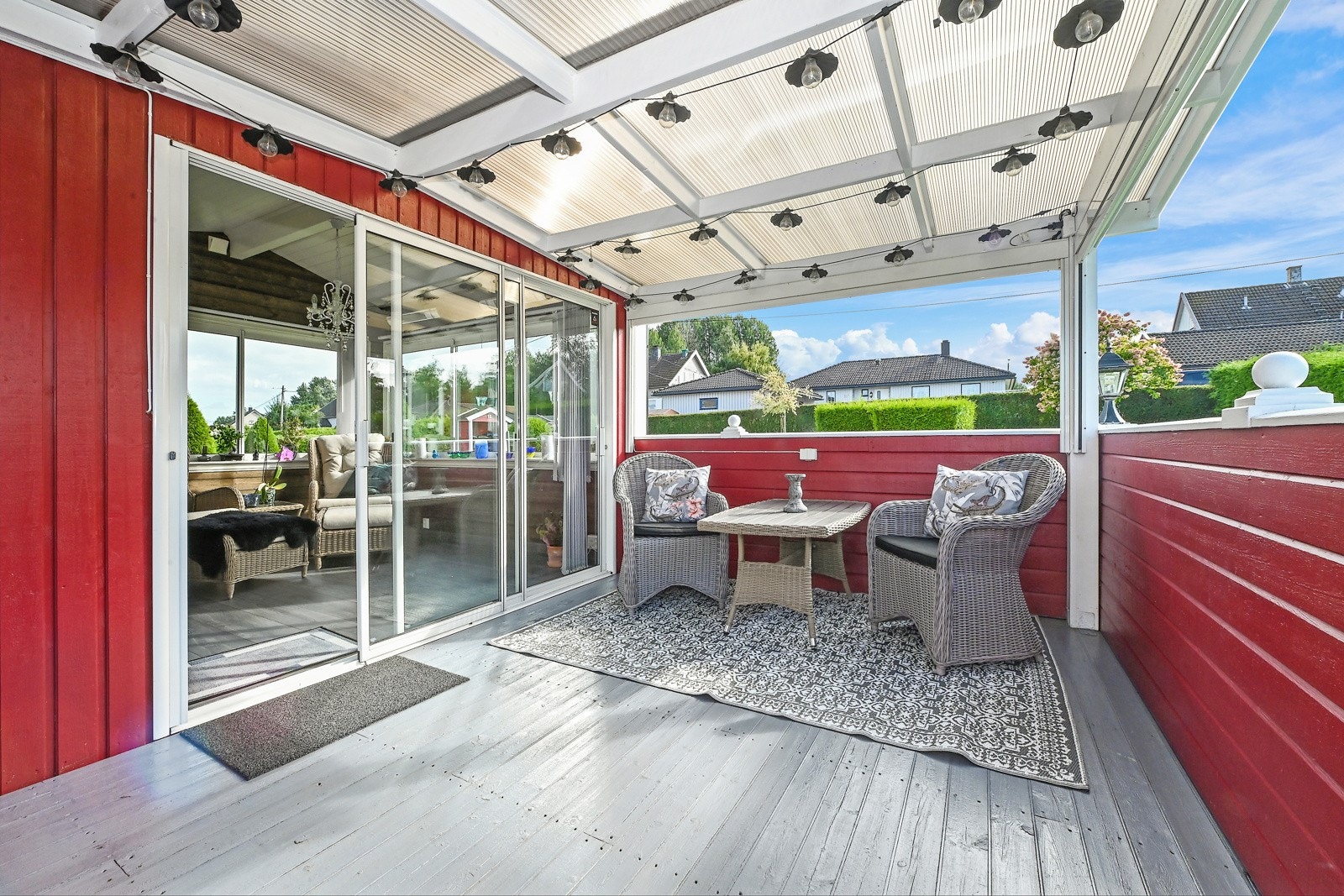 Fra sommerstuen har man videre adkomst til veranda er på 32 m². Galleribilde