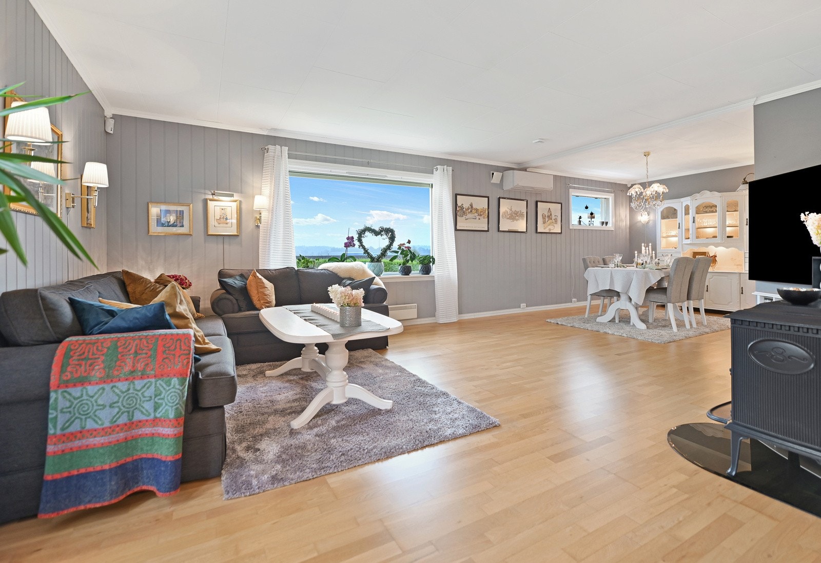 Rommet er innbydende og egner seg perfekt for sosiale sammenkomster, både til hverdag og til fest. Galleribilde