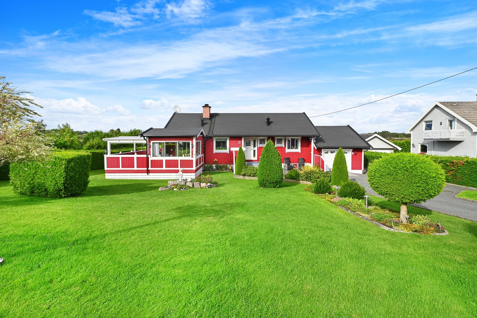 Boligen er lukket mot veien og åpen mot hagen, de fine uteplassene og det private. Galleribilde