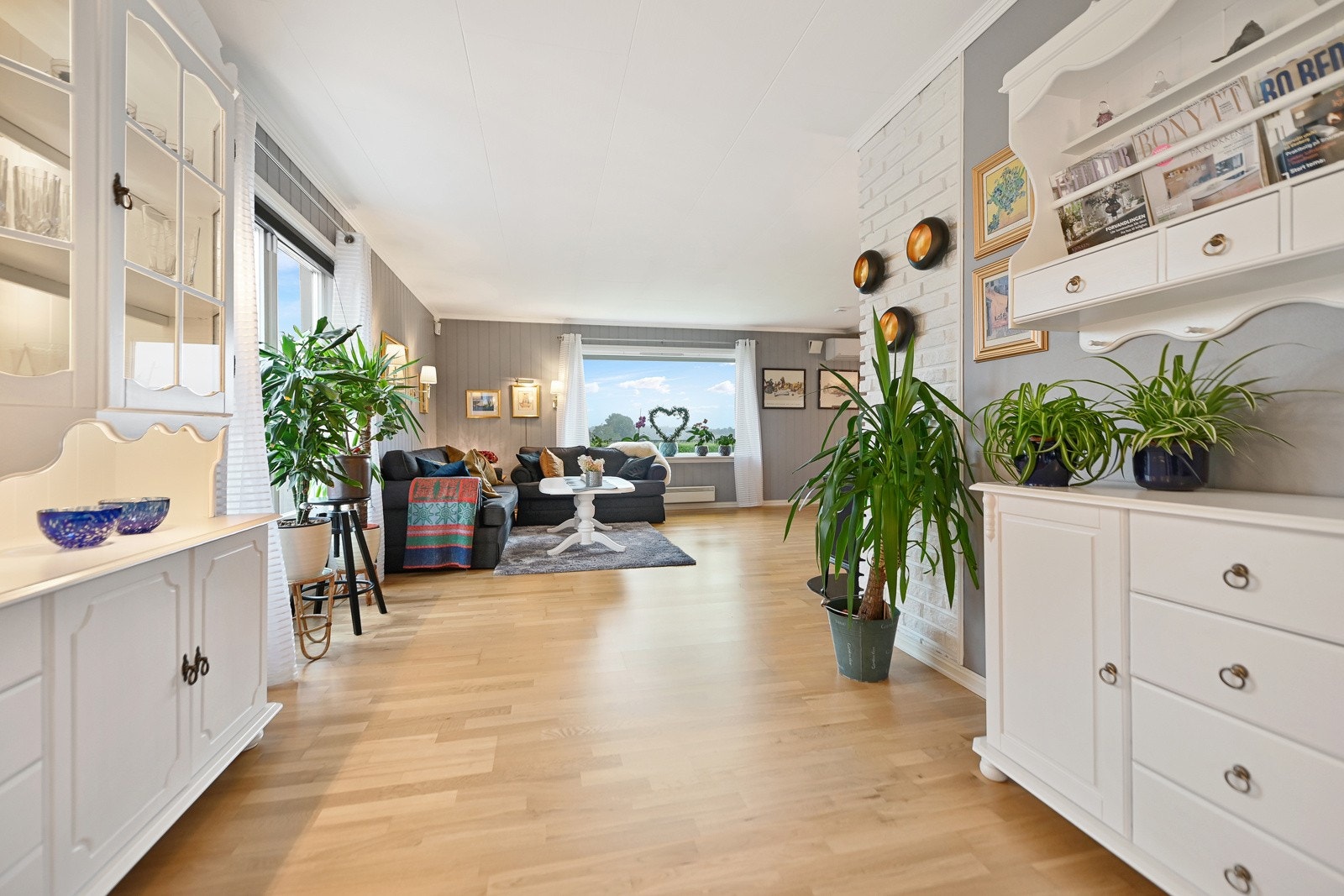 Fra stuen er det utgang til solrik sommerstue på 11 m² fra 2017. Galleribilde