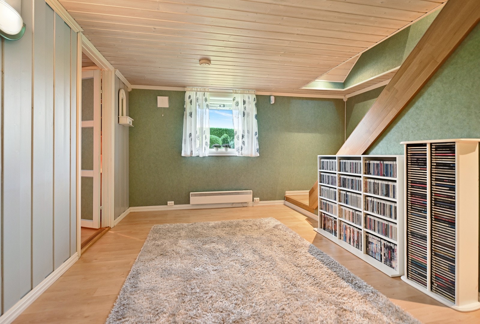 Kjelleren har både tilgang fra 1. etasje og egen utvendig adkomst. Galleribilde