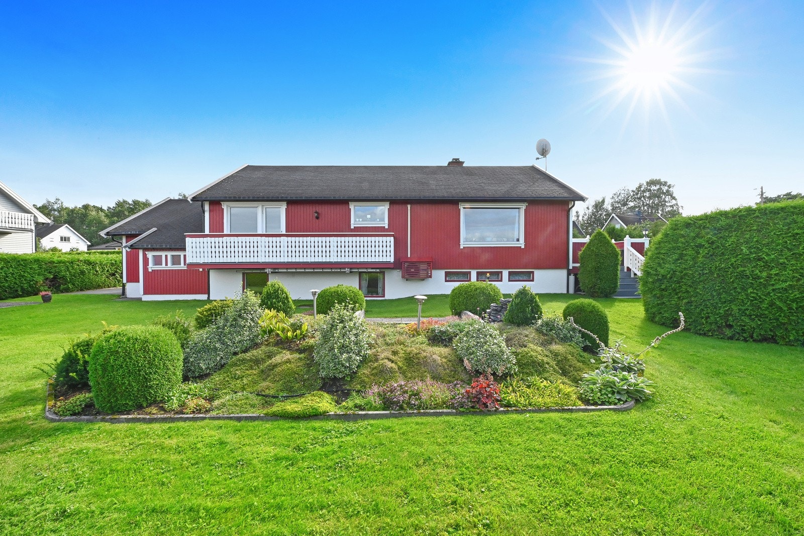 Boligens absolutte beste side må sies å være de solrike uteplassene, samt den flotte tomten. Galleribilde