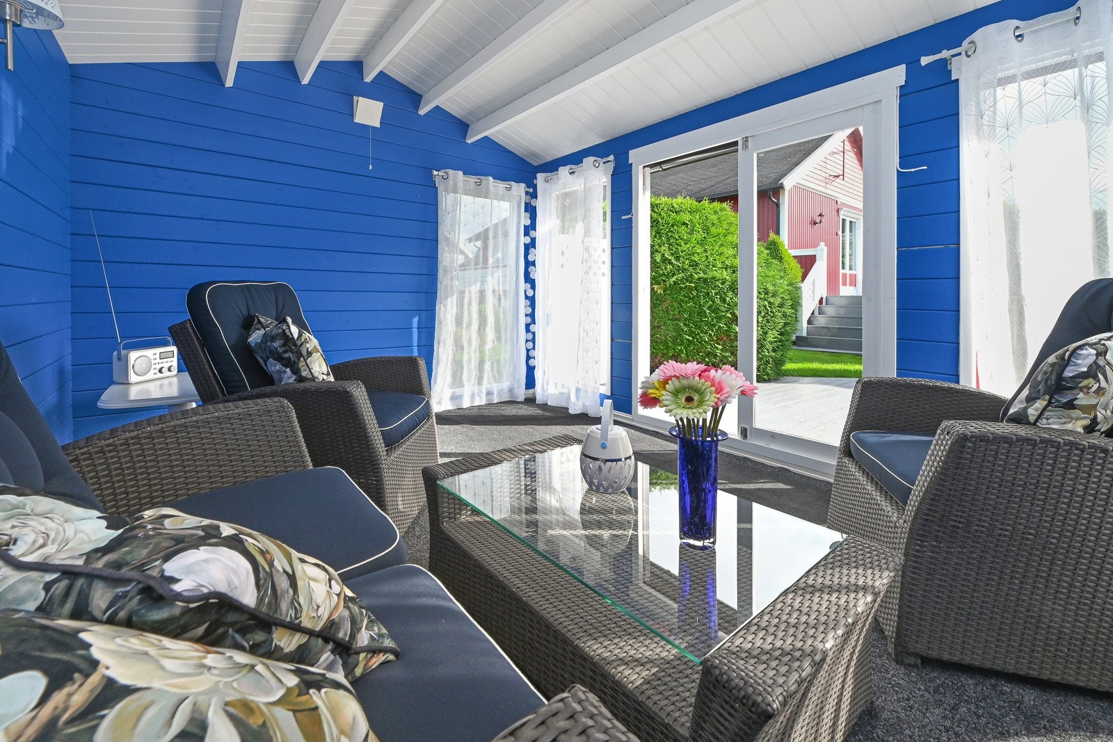 Hagestuen egner seg perfekt for sosiale sammenkomster, foran hagestuen er det en terrasse på 35 m². Galleribilde