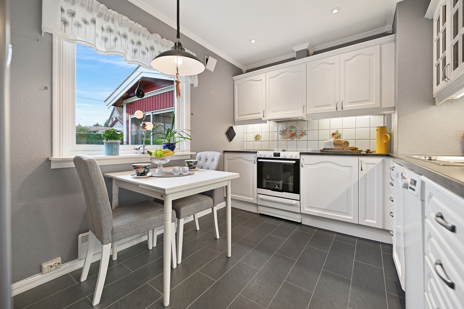 Det praktiske kjøkkenet ligger i eget rom Her har du et arbeidsvennlig kjøkken med gode løsninger og fin plassutnyttelse for deg som er glad i å lage mat. Galleribilde