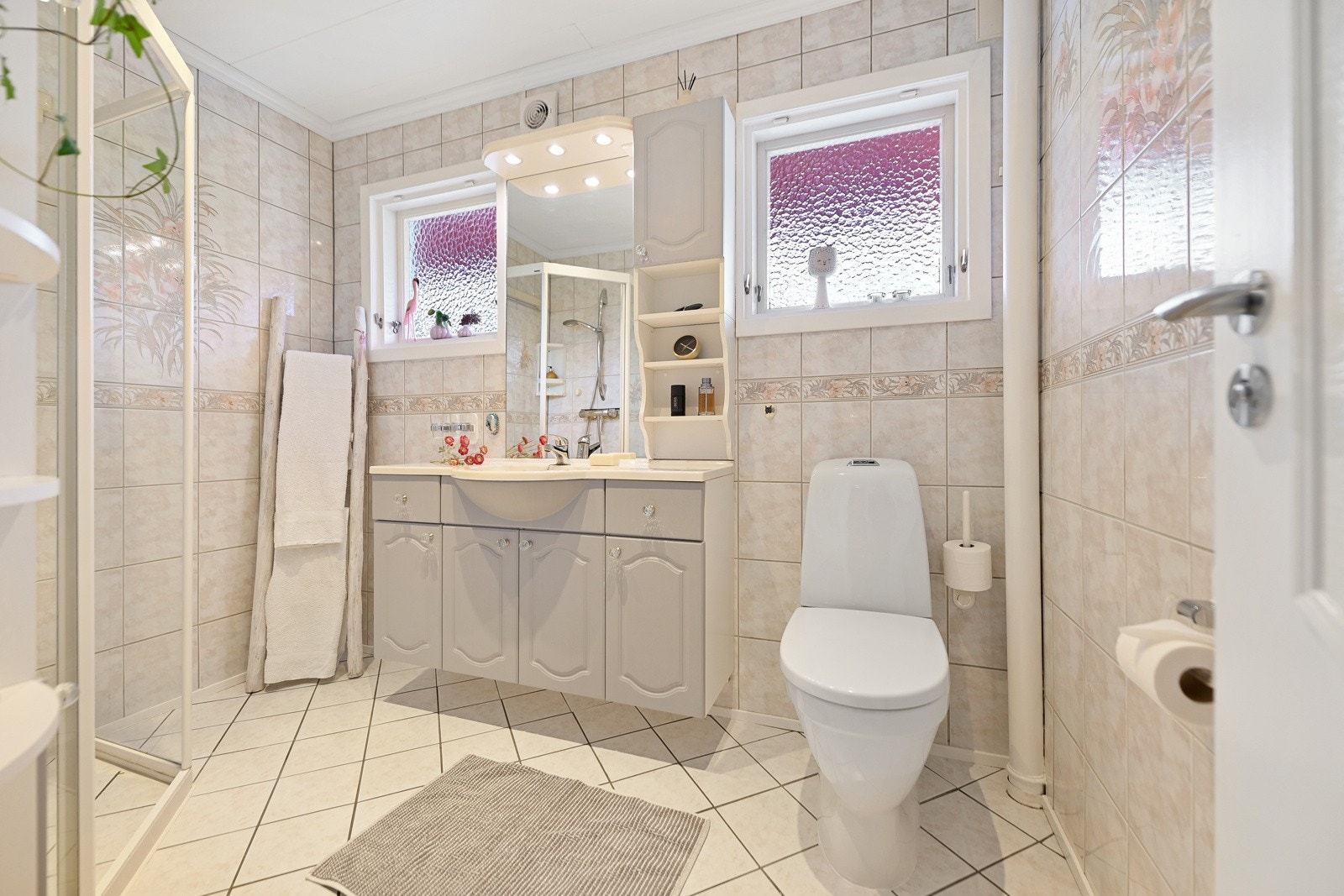 Boligen har et praktisk bad i 1. etasje. Badet er innredet med nedfelt servant, gulvfestet toalett og dusjhjørne. Galleribilde