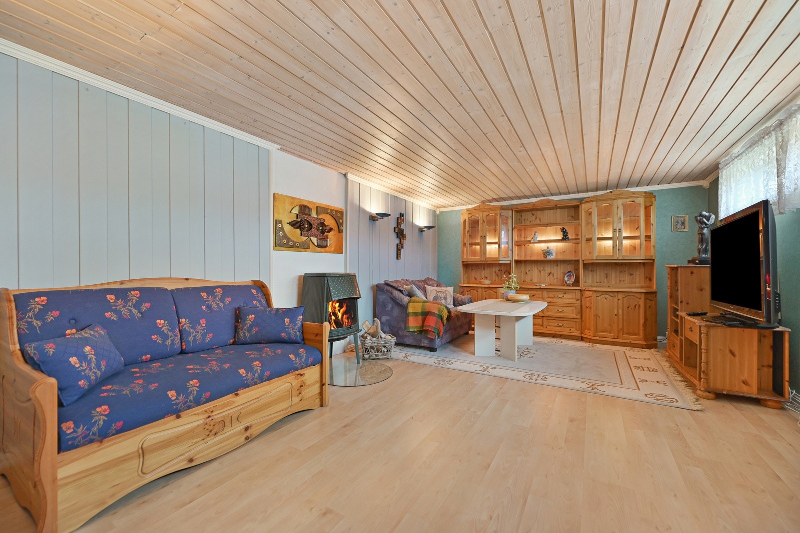 I kjelleren har man en koselig kjellerstue. Finnes det barn eller ungdom i huset vil de sannsynligvis gjøre dette til sin private sone. Galleribilde