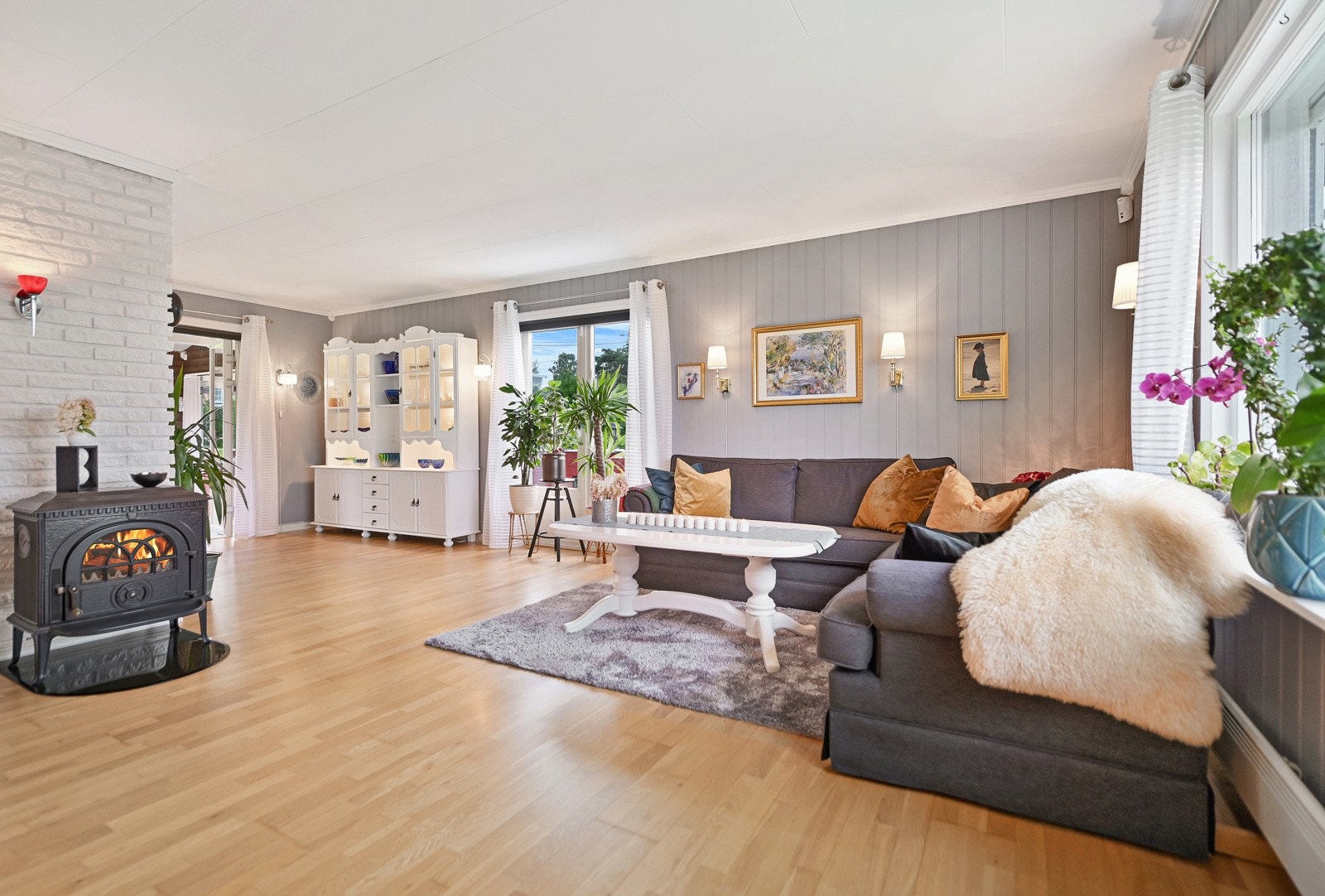 Sentralt i rommet er det en peisovn som varmer godt og gir mye kos og hygge på mørke høst- og vinterkvelder. Galleribilde