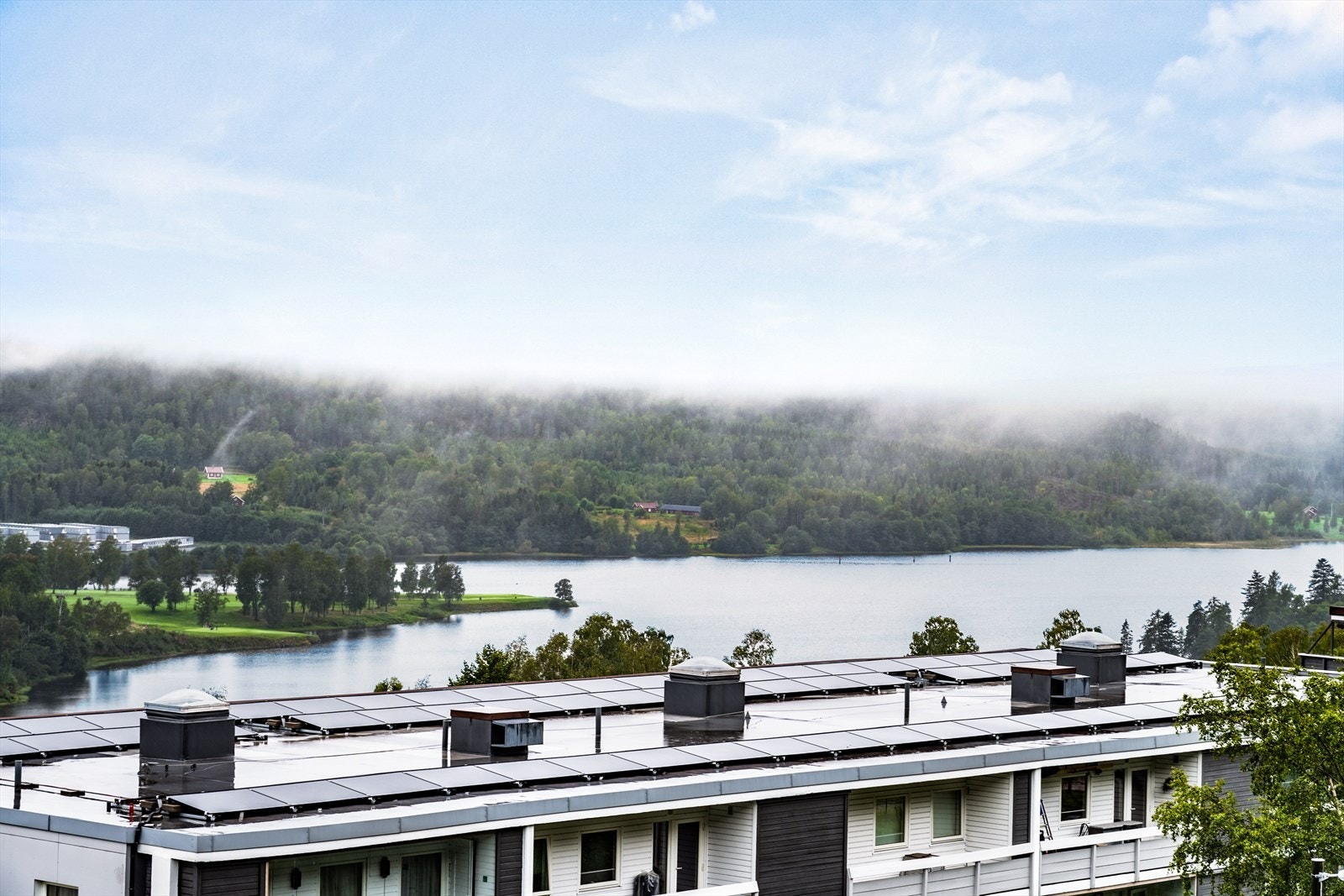 Fra terrassen har man en herlig utsikt over flotte Bogstadvannet, Bærumsmarka, Bogstad golfklubb og Oslofjorden. Galleribilde