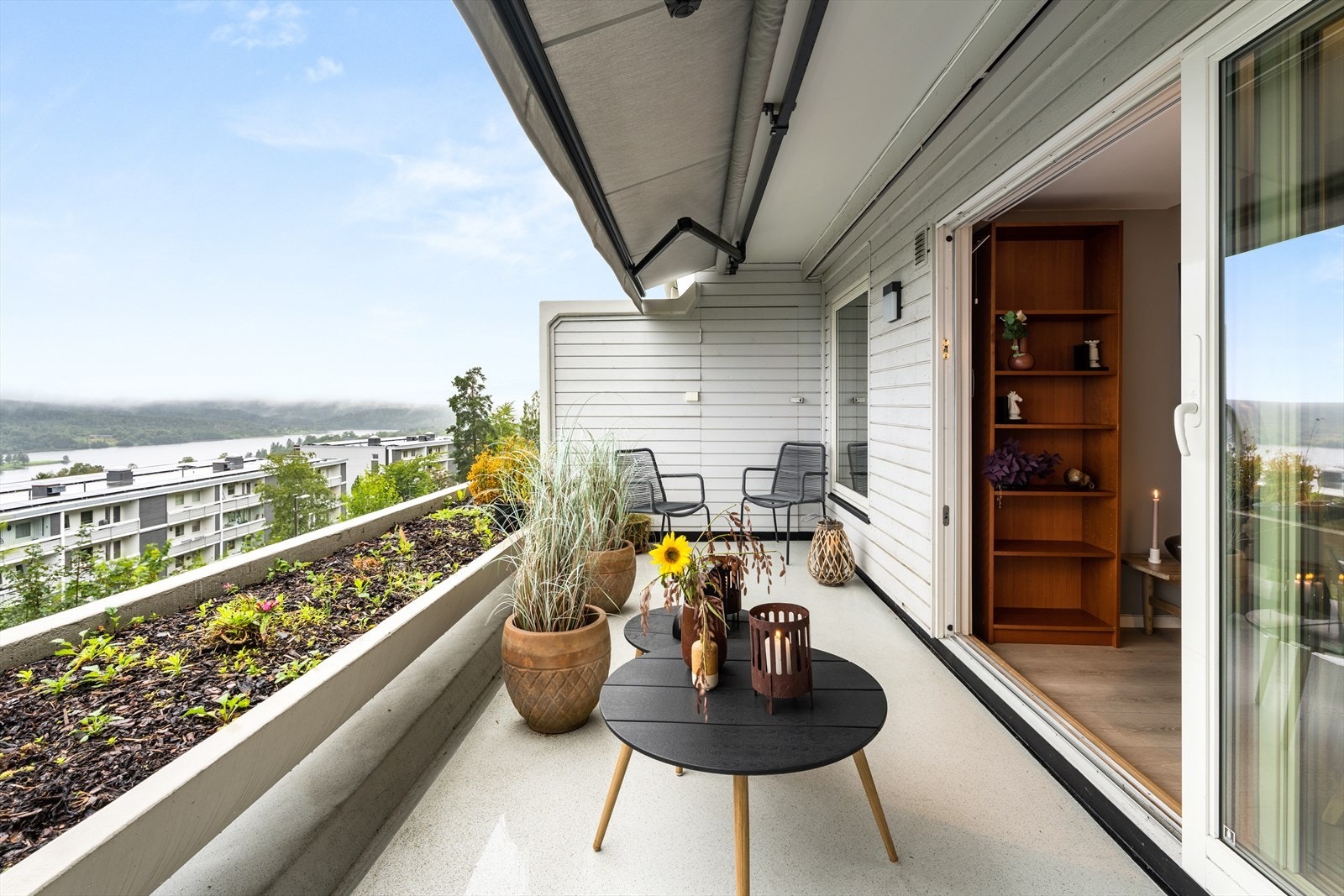 Verandadørene kan nesten åpnes helt opp og terrassen vil dermed virke som en forlengelse av stuen. Galleribilde