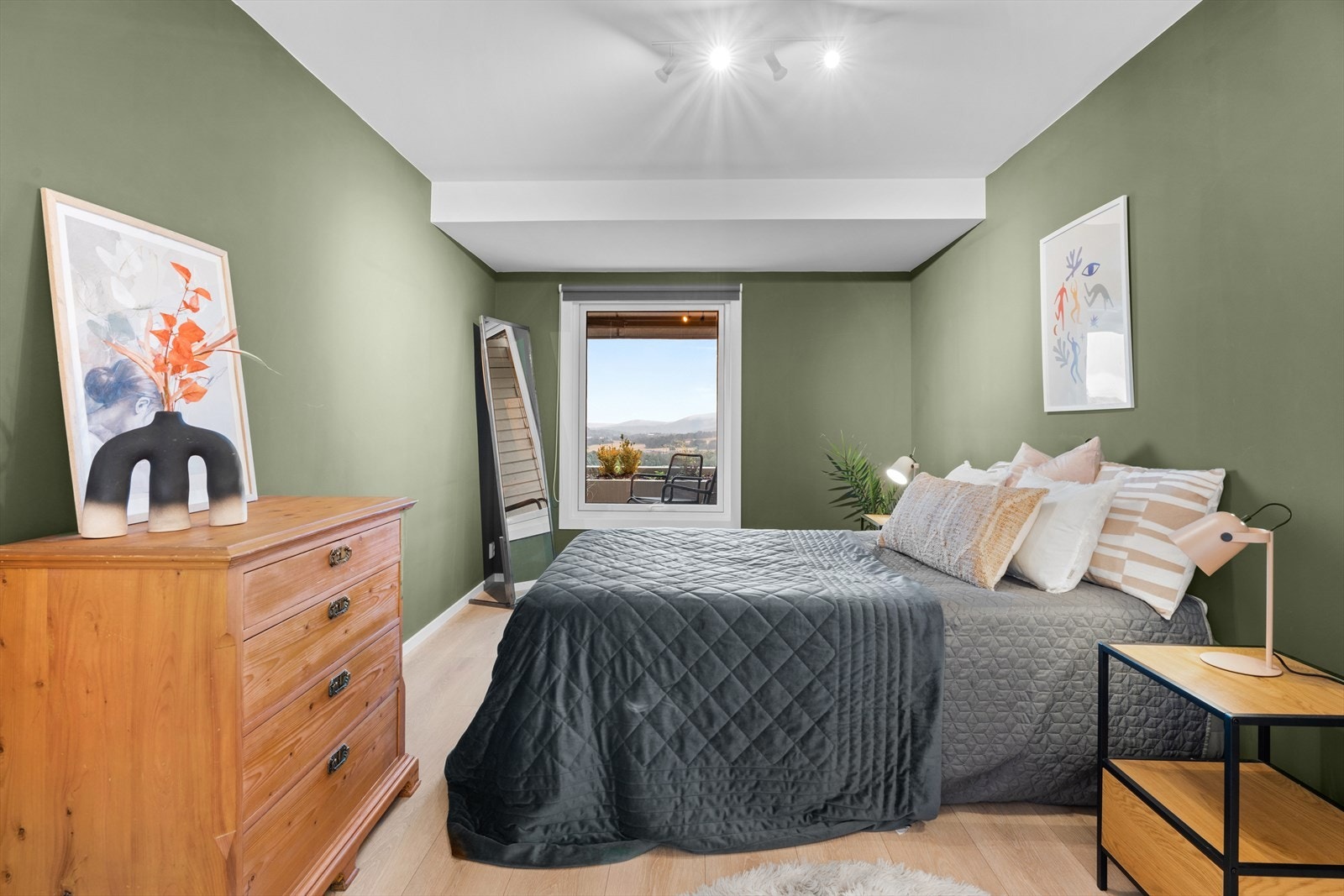 Soverommet har en stor vindusflate som slipper inn rikelig mengder med naturlig lys. Galleribilde