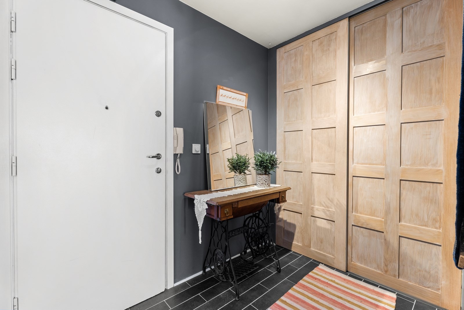 Velkommen inn! Lys og innbydende entré som gir leiligheten et godt førsteinntrykk. Galleribilde