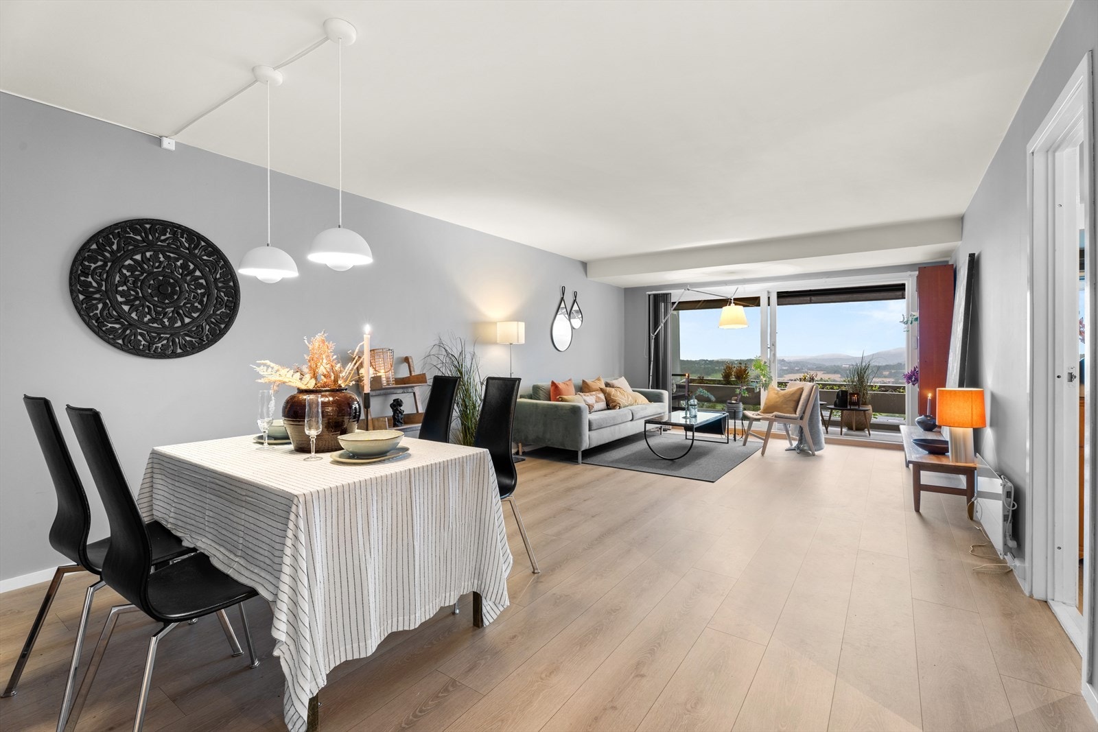 I tilknytning til kjøkkenet og stuen har man plass til et hyggelig spisebord. Galleribilde