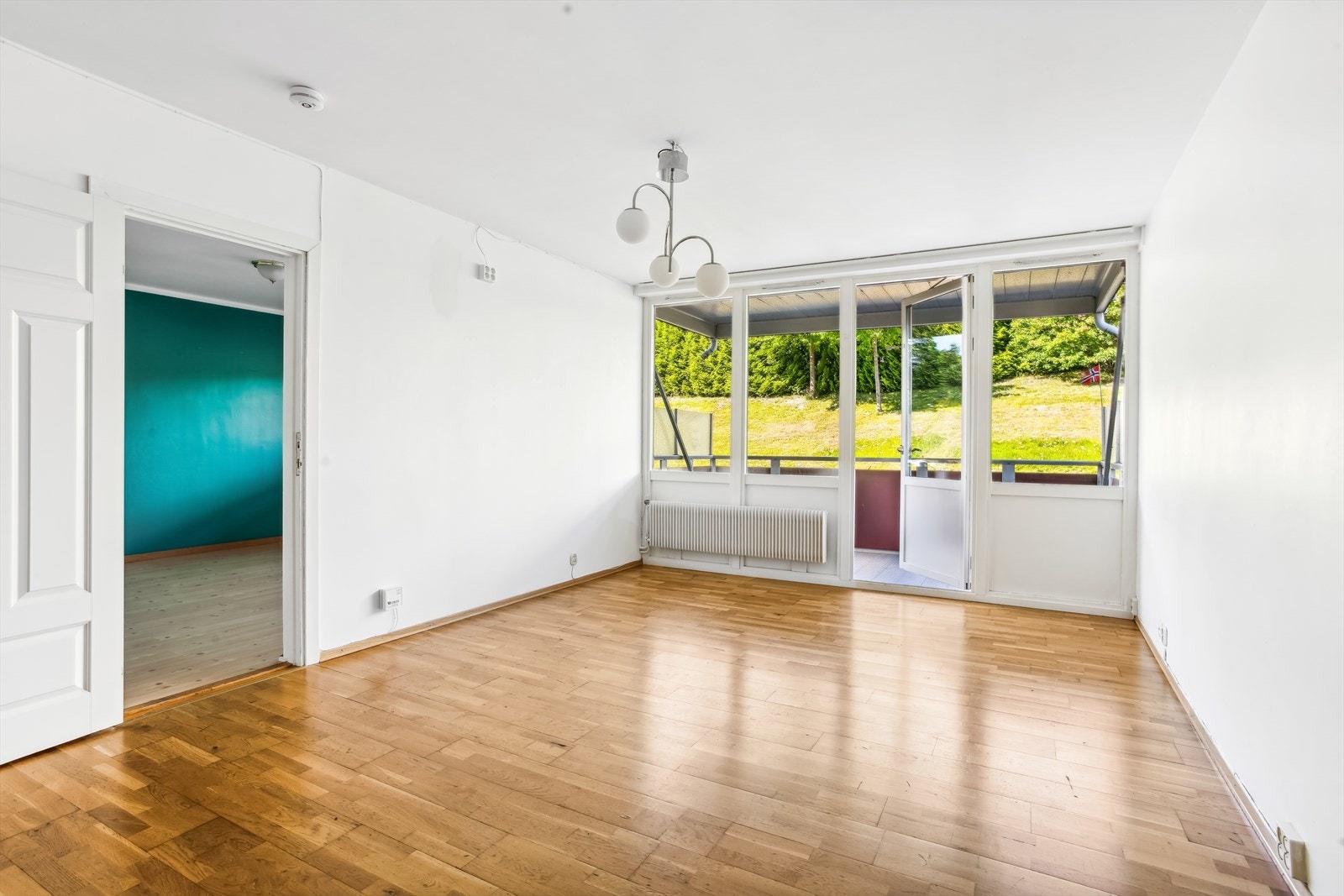 Lys og romslig stue med god plass til det man skulle ønske av møbler. Galleribilde