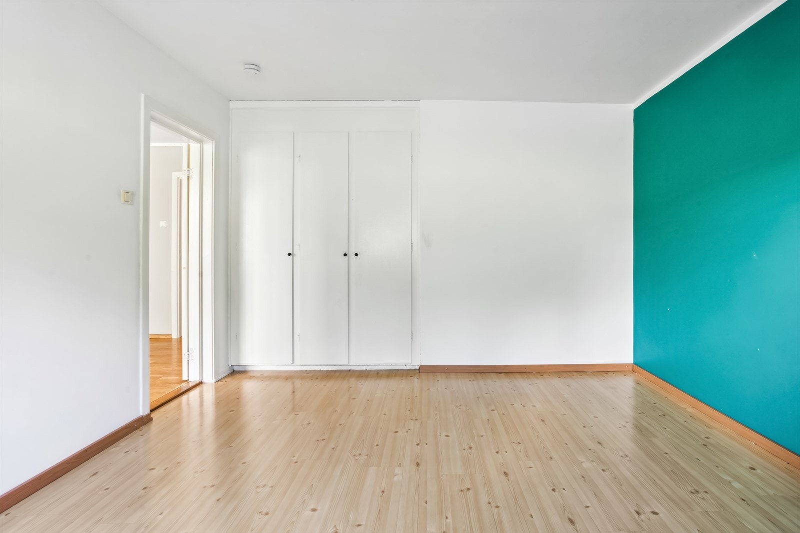 Hovedsoverommet er av god størrelse med plass til dobbeltseng og tilhørende møblement. Galleribilde