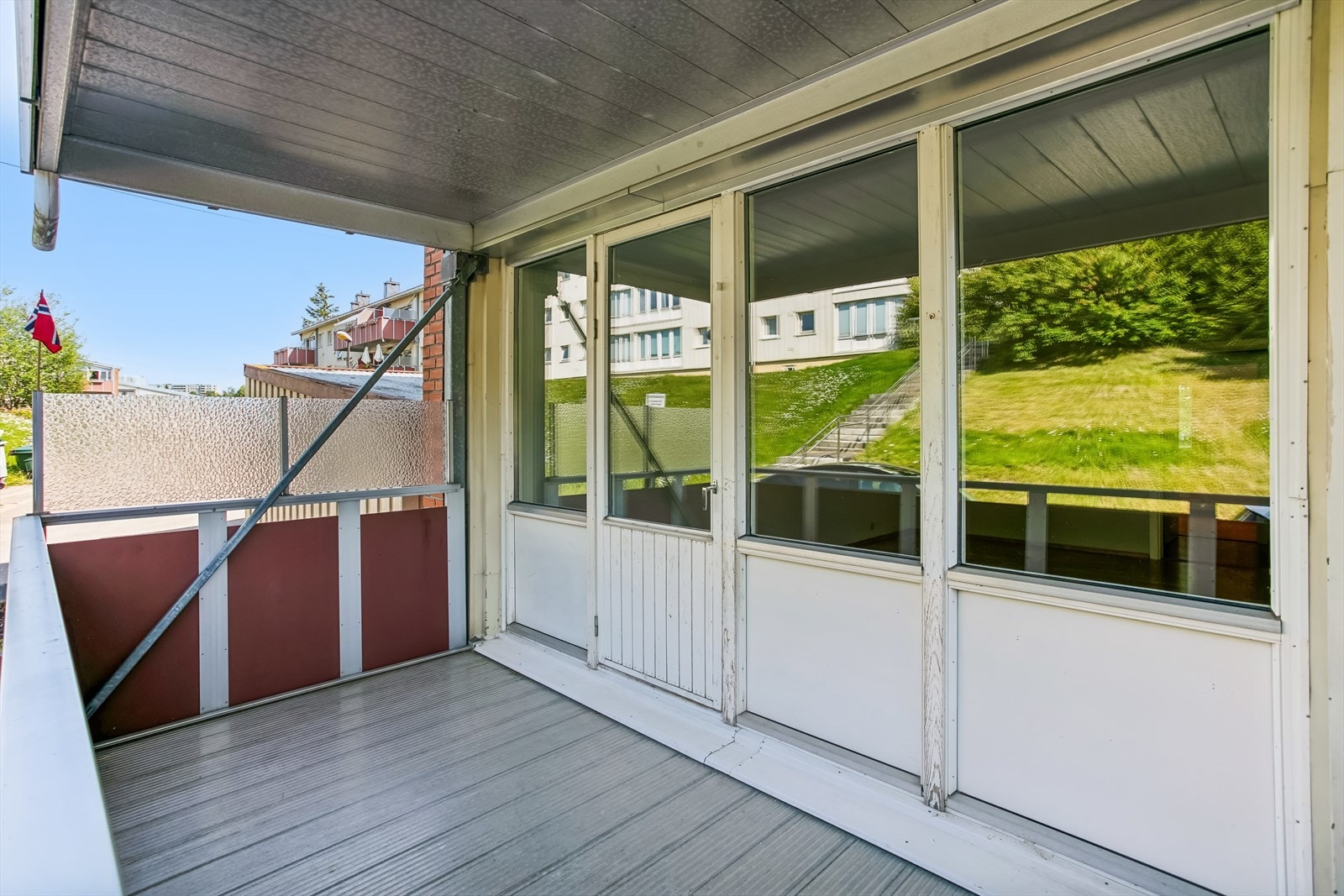 Fra stuen har du utgang til en balkong på ca. 9 m² med grønne omgivelser. Galleribilde