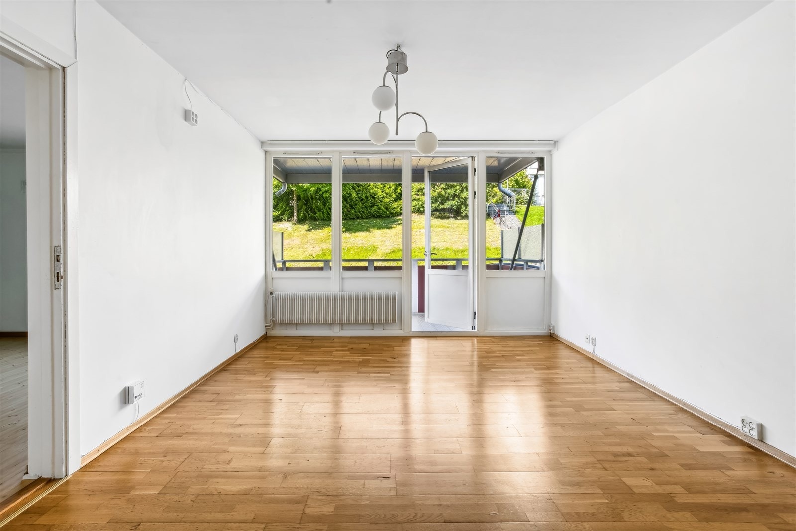 Stuen får mye av lyset gjennom de store vindusflatene. Galleribilde