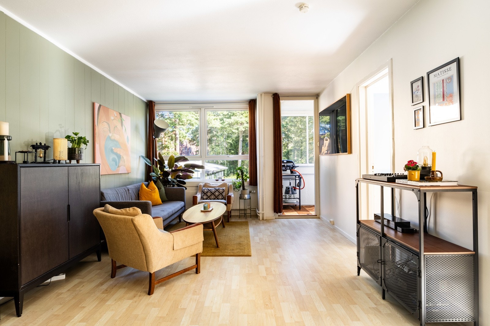 Leiligheten har store vindusflater som slipper inn mye naturlig lys. Galleribilde