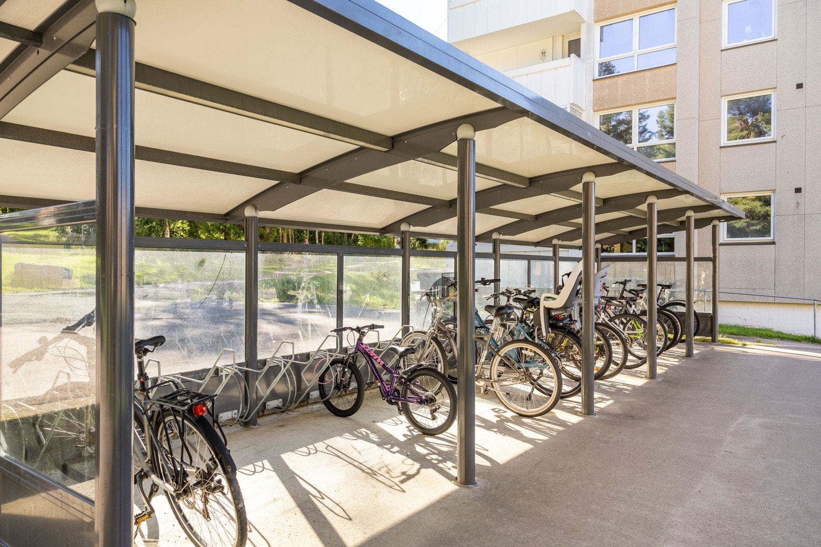 Veldrevet borettslag med felles sykkelparkering. Galleribilde