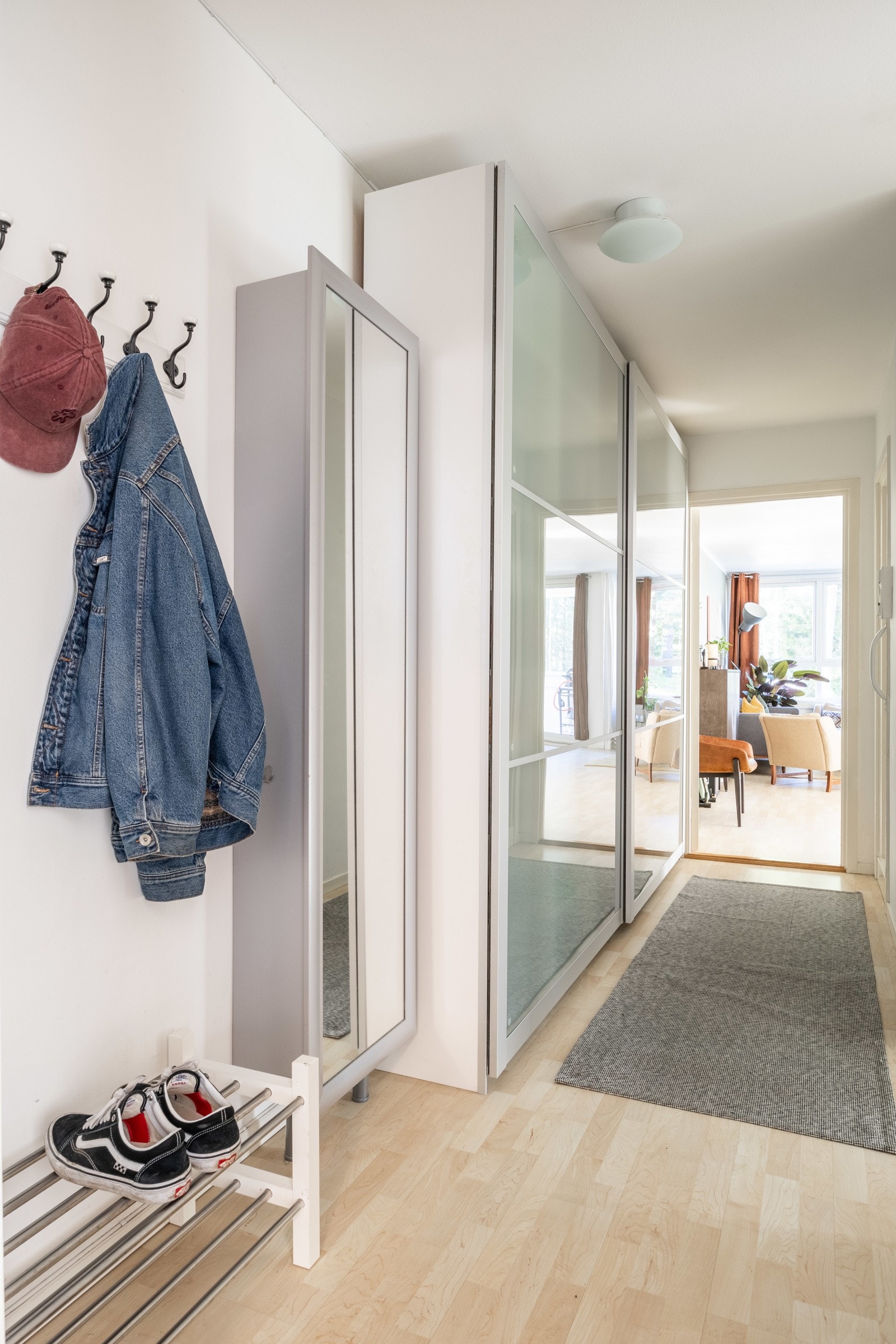 Entré med stor skyvedørsgarderobe. Galleribilde