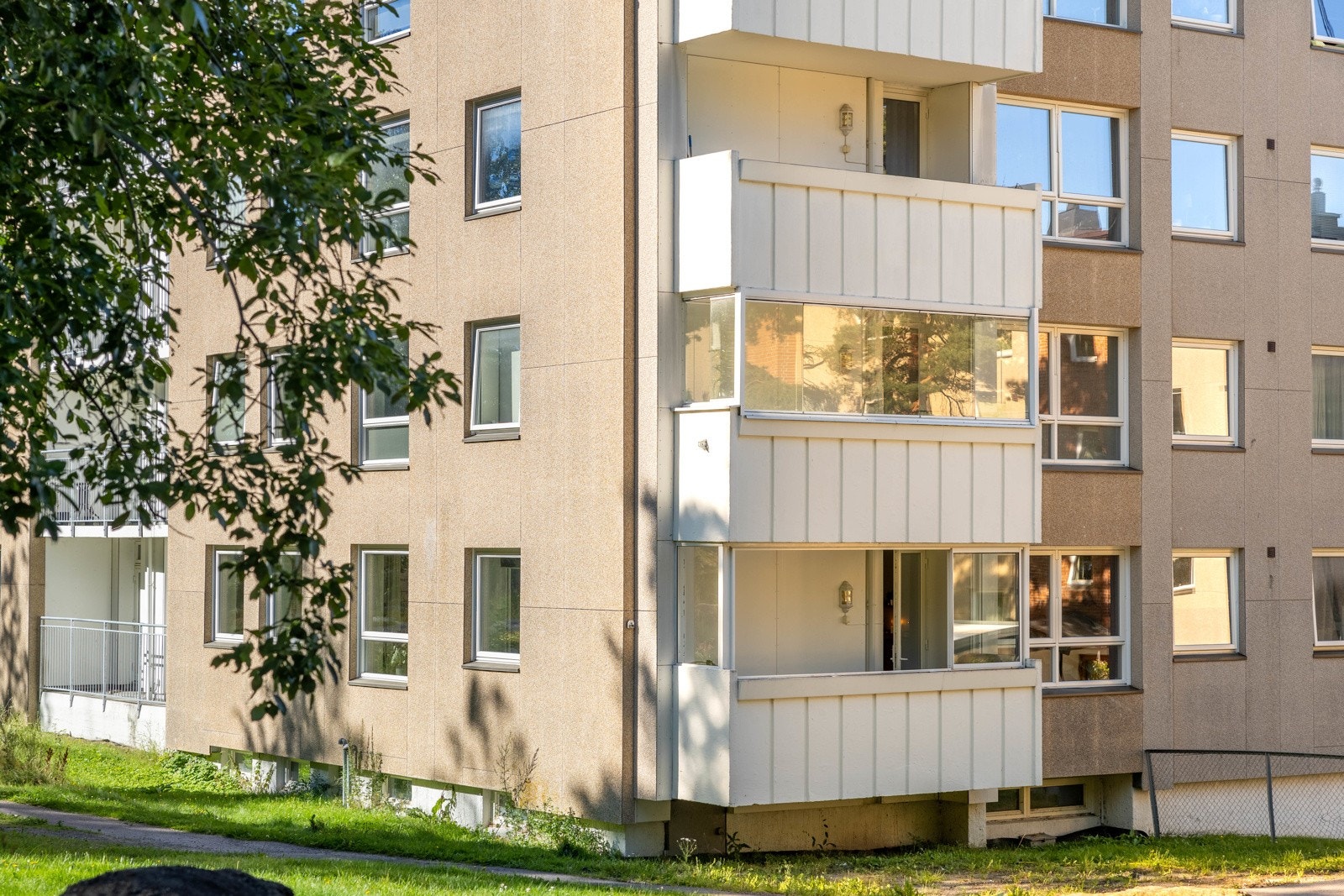 Utgang fra stue til innglasset balkong oppmålt 7 kvm. Galleribilde