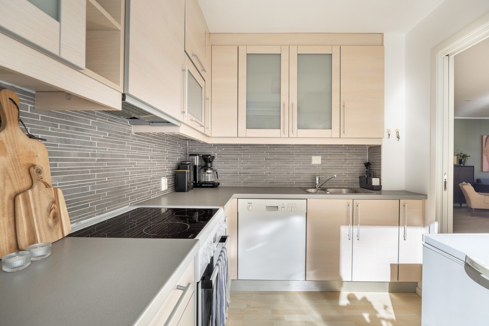 Godt oppbevaring i skap samt stor benkplass. Galleribilde