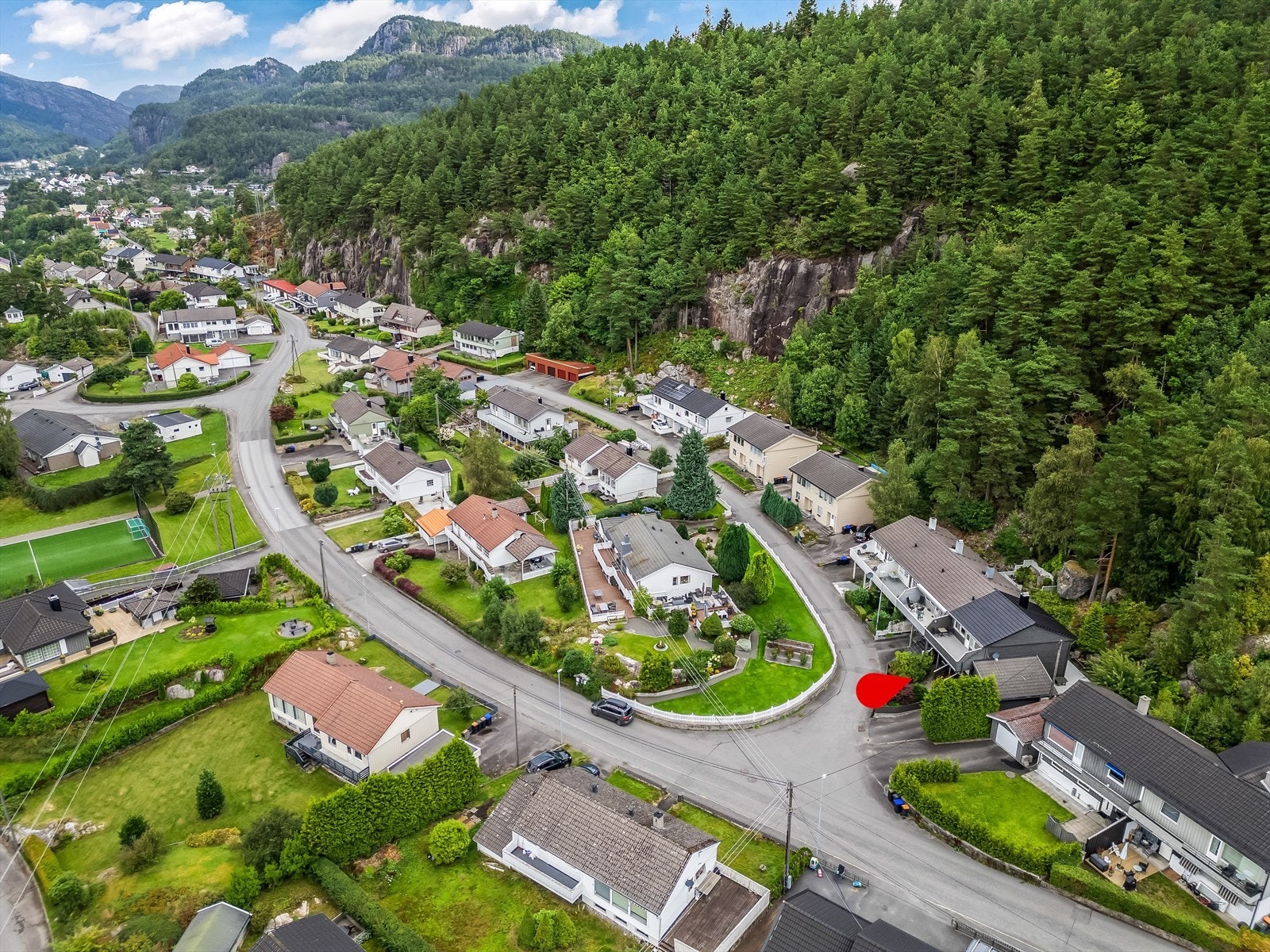 Eiendommen har en fin beliggenhet i etablert og barnevennlig boligområde på Kråketona. Galleribilde