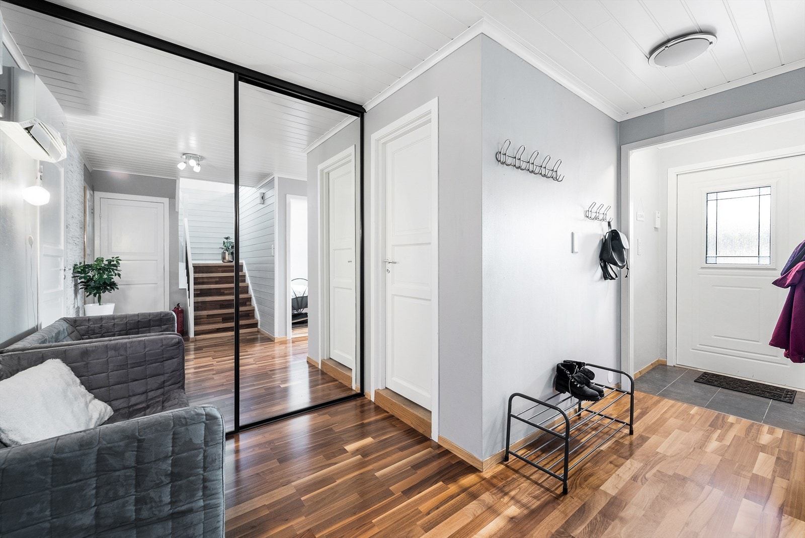 Stor entré med skyvedørsgarderobe! Galleribilde