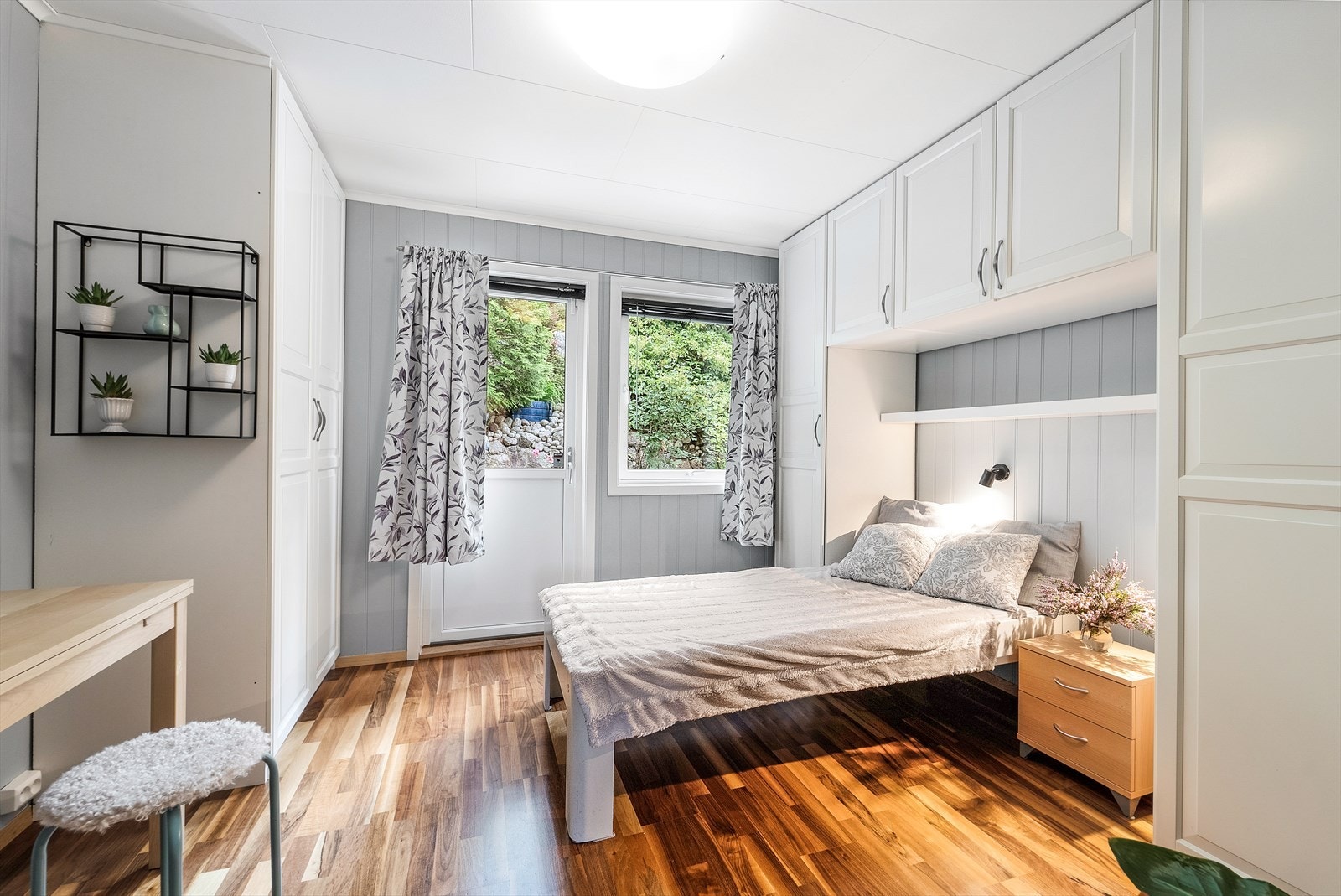 Soverom 1 m/utgang til terrasse bak huset Galleribilde
