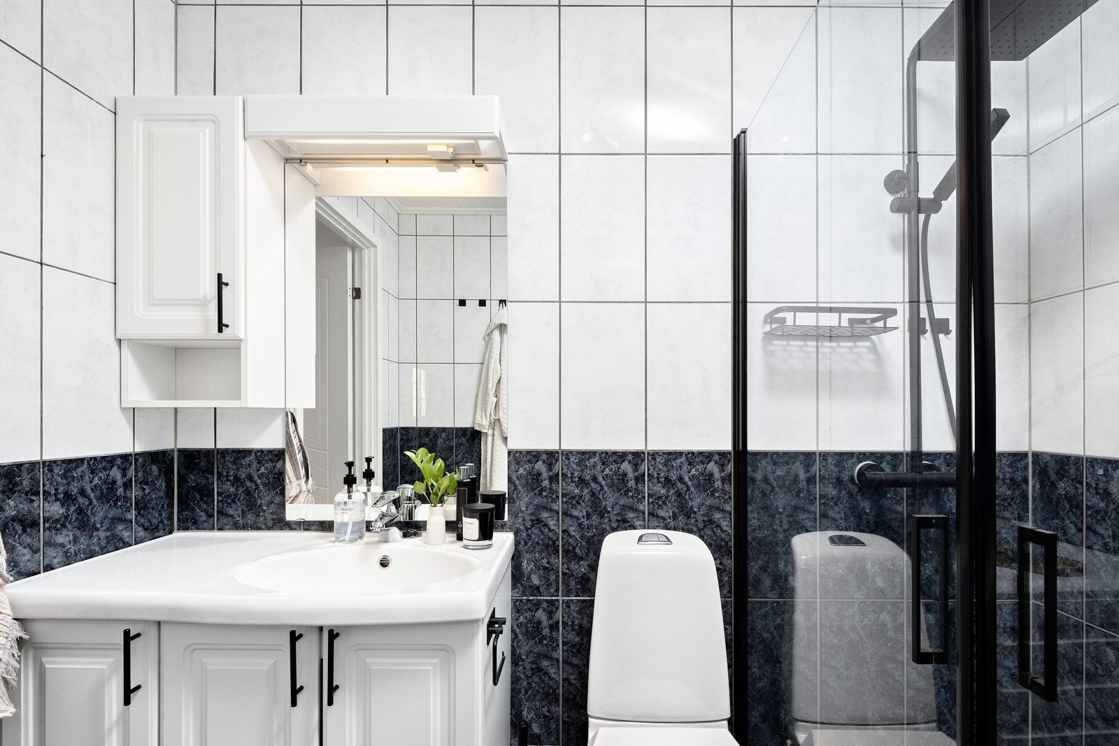 Badet har opplegg til vaskemaskin, servantskap med oppbevaringsplass og toalett. Galleribilde