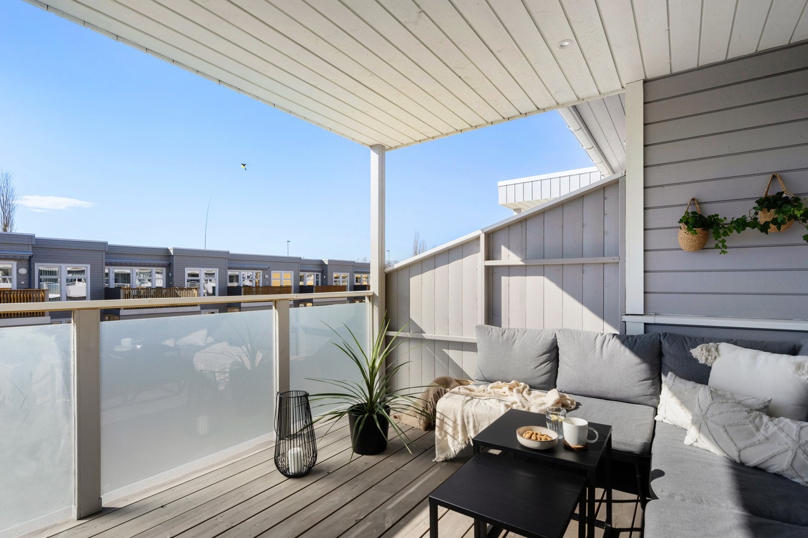 Verandaene ble renovert i regi av borettslaget i 2022. I denne sammenheng ble de bygd større. Det er montert downlights på verandaen. Galleribilde