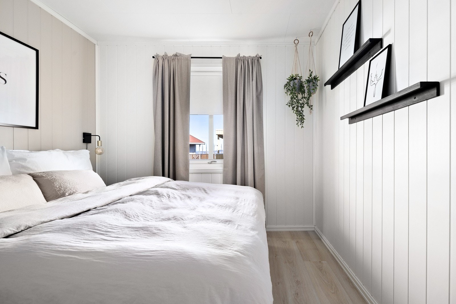 Her følger det med en romslig garderobe. God plass til dobbeltseng. Galleribilde