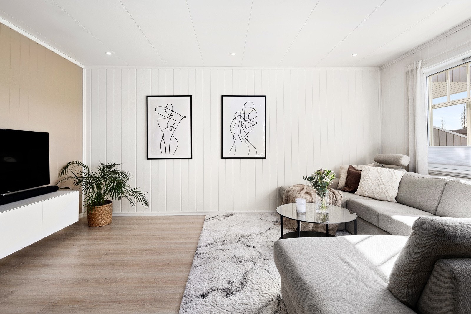 Store vindusflater som slipper inn mye dagslys. Galleribilde