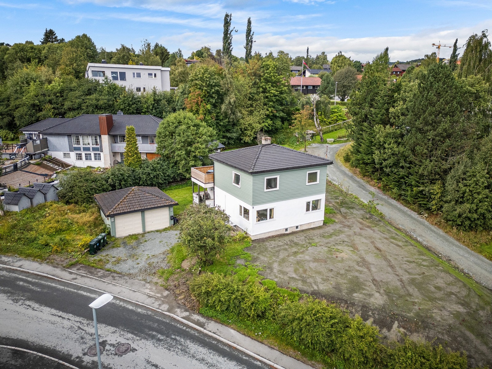 Parkering i garasje og biloppstillingsplass på egen tomt. Hagen ser slik ut etter å ha blitt planert ut, trykk videre for å se hvordan hagen blomstrer nå. Galleribilde