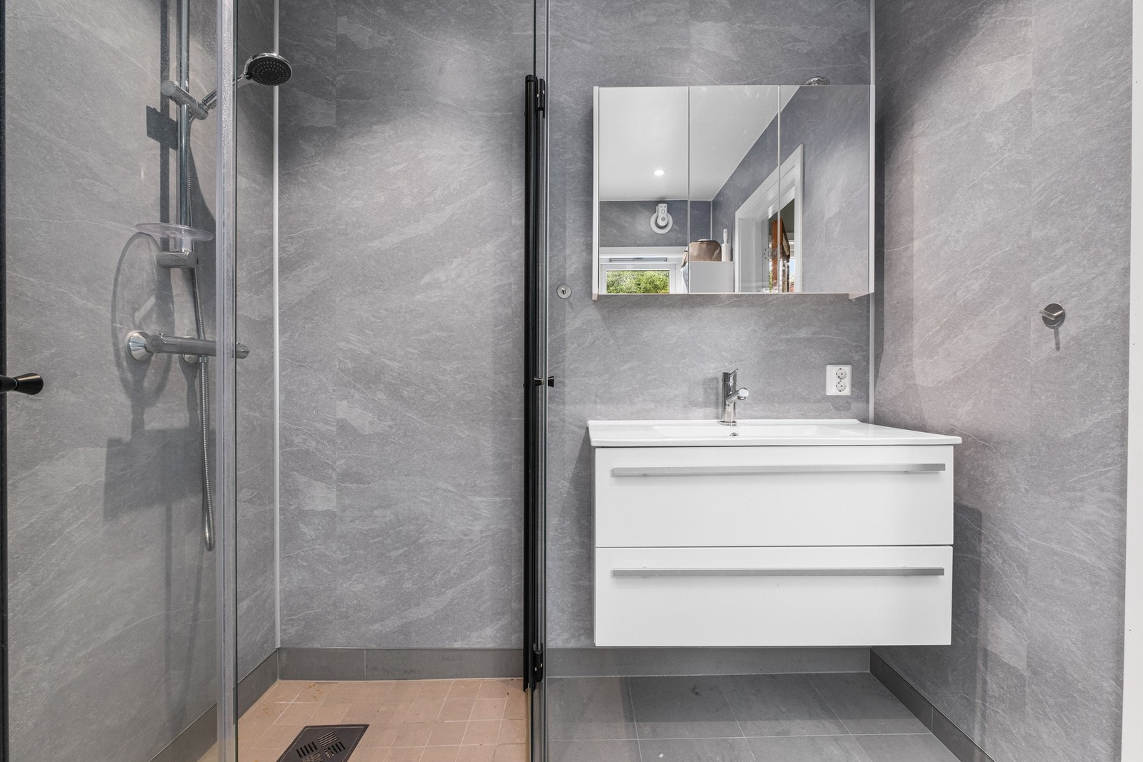 Pent oppusset bad på 4,5 kvm fra 2022. Rommet har elektriske varmekabler. Galleribilde