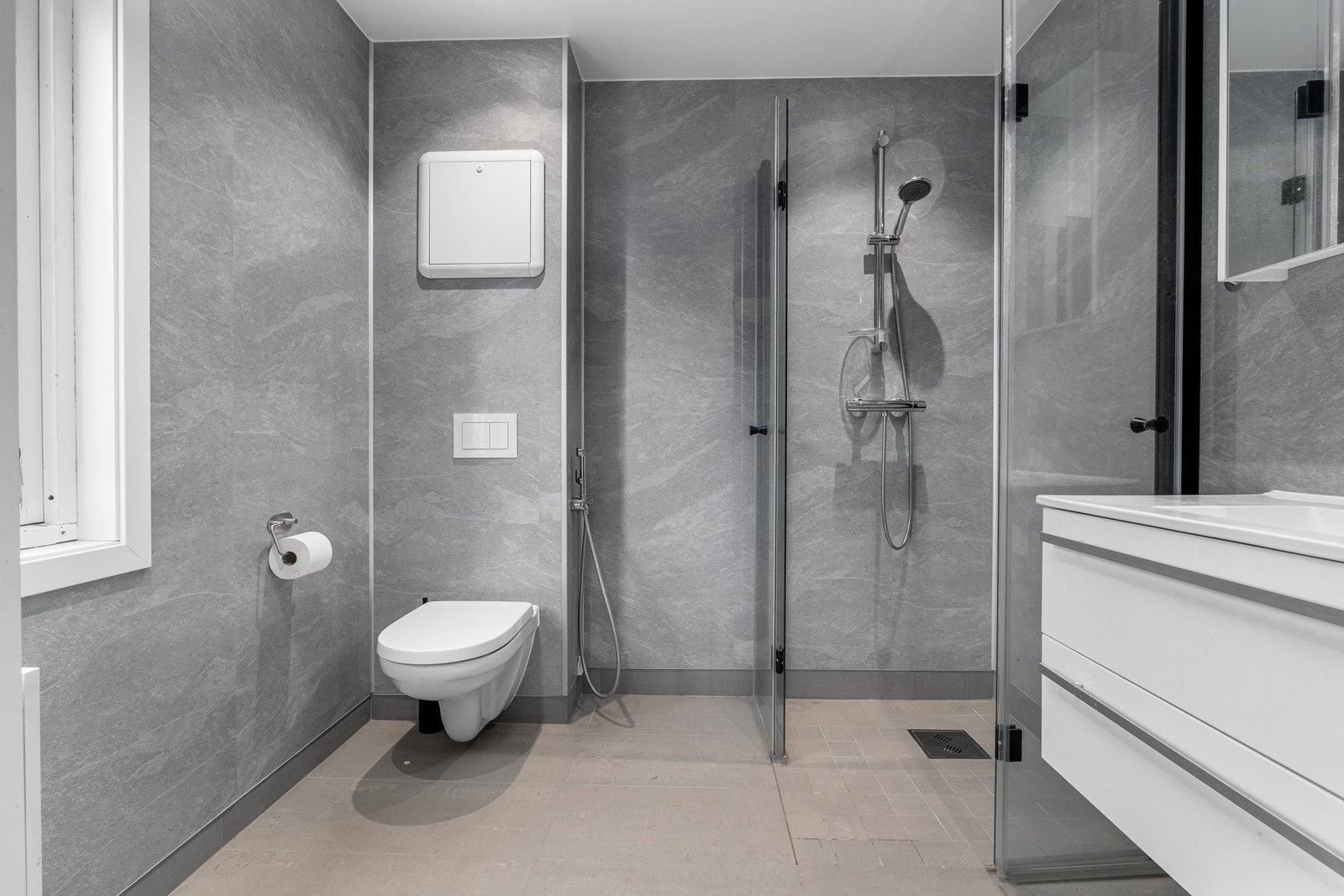 Pent oppusset bad på 4,5 kvm fra 2022. Rommet har elektriske varmekabler. Galleribilde