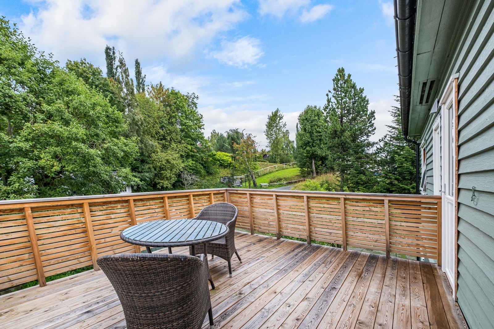 Fra 2. etasje er det direkte utgang til en stor balkong på 16 kvm. Galleribilde